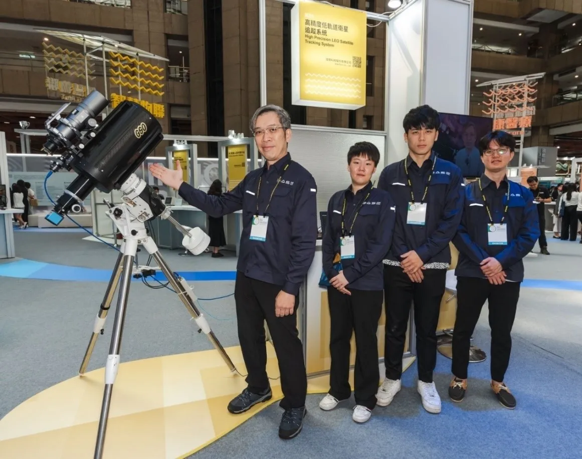 圖說／倍勢科技在TIE 2023展示高精度低軌衛星追蹤系統，透過大型螢幕顯示控制系統介面及其如何即時追蹤人造衛星。