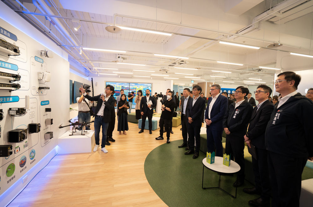 思科研發中心Cisco Demo牆展示國際最新的OT場域AI應用與實體通訊架構，透過安全通訊方案，協助傳統OT場域邁向數位轉型並顯著強化資安能力，為技術升級與創新提供強大的支持與靈活性